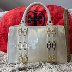 Tory Burch White/Ivory, Crinkled Patent Leather bag w/Gold Engraved Hardware.